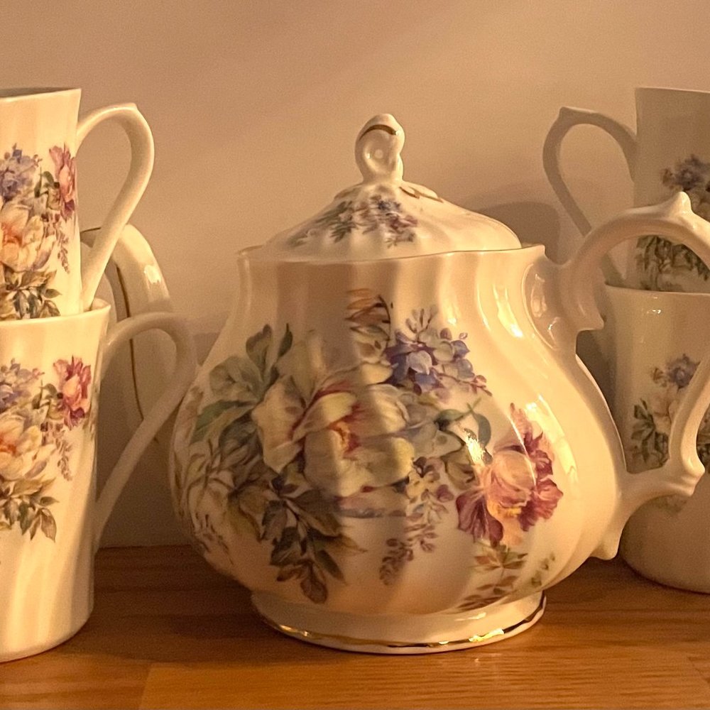 NEW 5 ps Royal Patrician Teapot and 4 Cups
